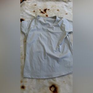 soft gray athletic shirt ▫️